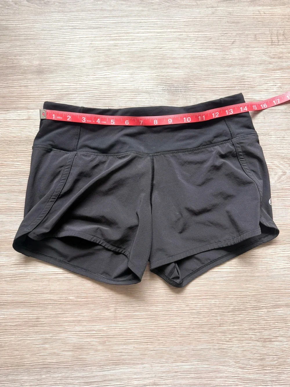 Lululemon Size 4 Athletic Run Times Short II *4